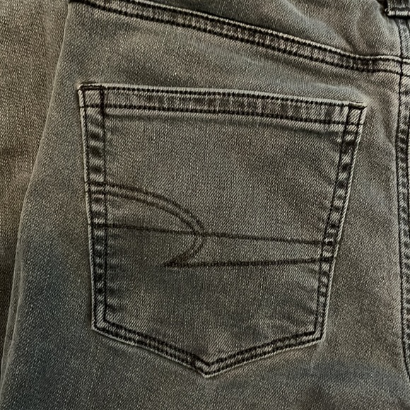 AE Faded Gray High/Mid waist ripped stretchy jeggings. - Picture 4 of 6